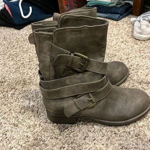 Women’s boots size 6